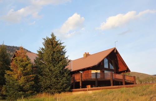 Island Park House | BEAUTIFUL 5 STAR LOG HOME ON 15 ACRES! LAKE VIEWS, STOCKED POND, CLOSE TO YNP!