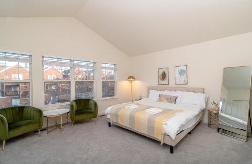 River North Villa | Beautiful 5br home for 14 guests with free parking