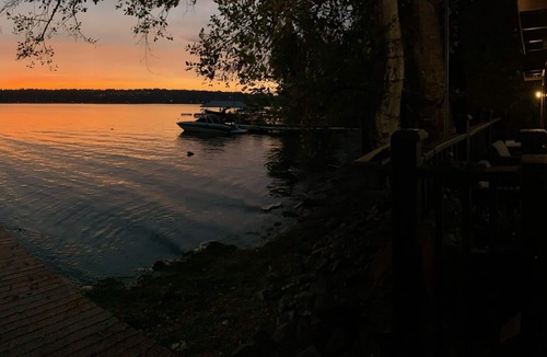 Sammamish Cabin | Beautiful 75+ ft. lakefront beachouse over the water with brand NEW dock!