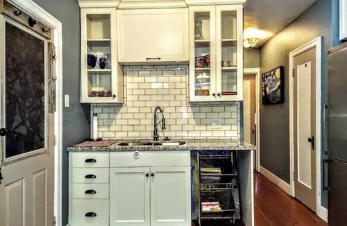 Central City Apartment | Beautiful Bohemian - King Bed - Private Parking - 30 Night Minimum