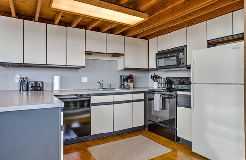 Old Market Condo | Beautiful Brick Walls & Large Window- Sleeps 8- FREE PARKING!