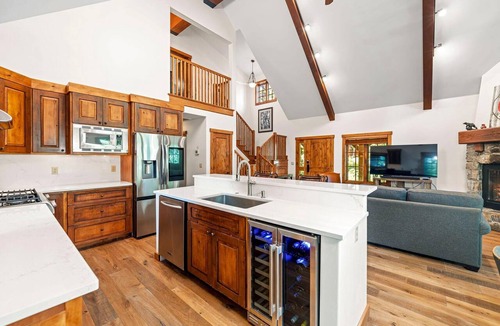 Tamarack Ski Chalet | Beautiful Chalet|Private Hot Tub, Wood Fireplace