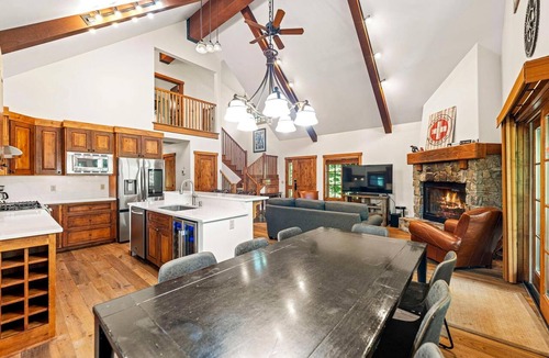 Tamarack Ski Chalet | Beautiful Chalet|Private Hot Tub, Wood Fireplace