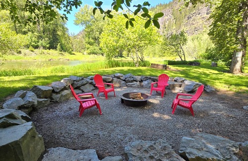 Kellogg Cabin | Beautiful Coeur d'Alene River Waterfront Cabin