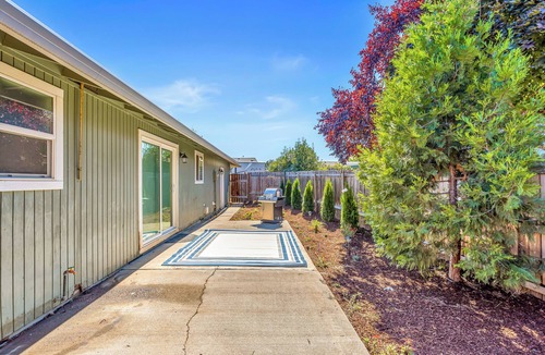 Central Point House | Beautiful & Comfortable Home in Central Point