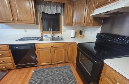 Urbandale House | Beautiful comfy five bedroom home sleeps 14