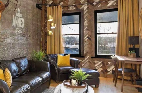 Old Ballard Condo | Beautiful Condo in heart of Ballard! Enjoy shopping & restaurants steps away!