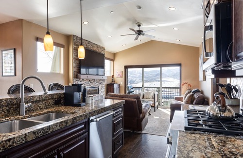 Park City Cabin | Beautiful Condo | Private Balcony & Hot Tub