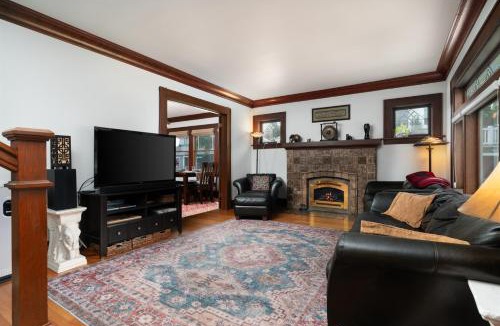 Wallingford House | Beautiful Craftsman with Off-street parking, EV charger, Yard Dogs OK!