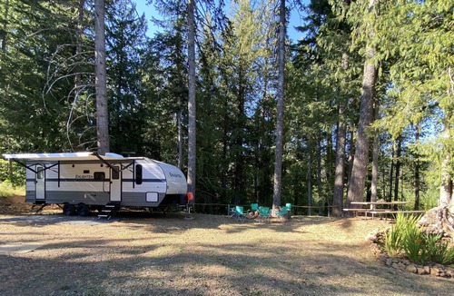 Cook House | Beautiful Creek Side Campsite on a Small Farm w/ 30ft Travel Trailer - Sleeps 8!
