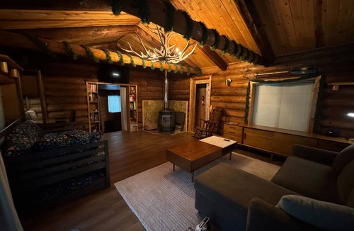 Boundary County Cabin | Beautiful custom built log cabin with AC, WiFi in private forest retreat