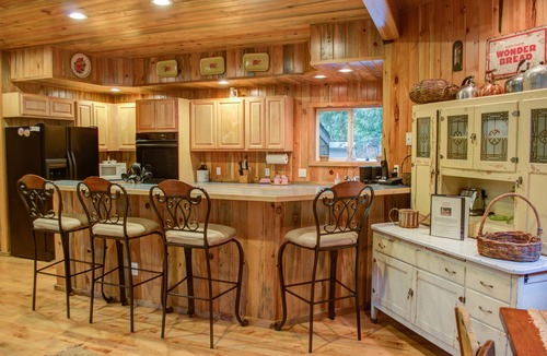 Zigzag Cabin | Beautiful custom home, 3 bedrooms, 3 bath, hot tub, pet friendly !