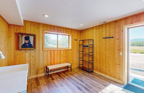 Sagle House | Beautiful, Dog-Friendly Home with WiFi, Private Dock, Beach & Protected Bay