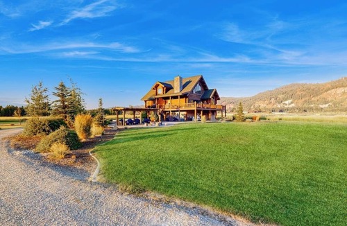 Sagle House | Beautiful, Dog-Friendly Home with WiFi, Private Dock, Beach & Protected Bay