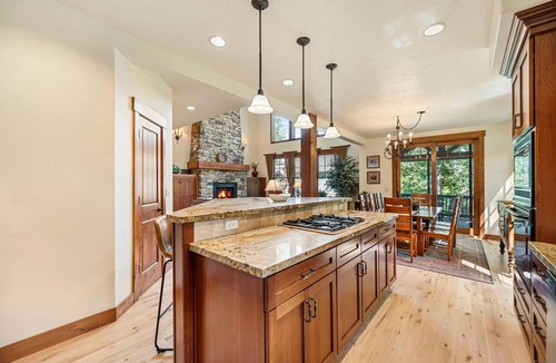 Tamarack House | Beautiful Estate Home|Gas Fireplace|Outdoor BBQ