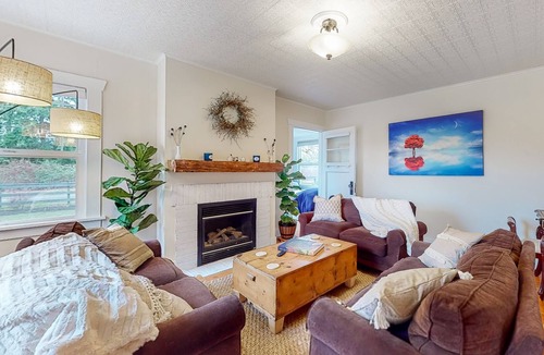 Clinton House | Beautiful farmhouse with private hot tub, pastoral views, gas fireplace, & porch