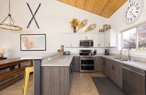 Big Sky Condo | Beautiful furnished 3 bedroom with dates open fo summer 2026! Walking distance to town center!