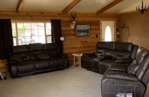 Plush House | Beautiful Hart Mountain Log House