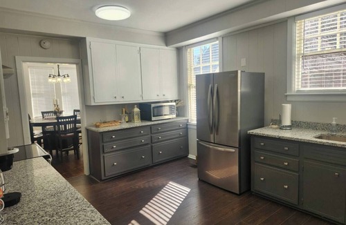 Montgomery House | Beautiful Historic Home - 8 Guests - 4 Beds - Pet Friendly