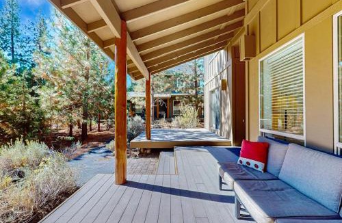 RiverWild House | Beautiful Home with Deck Shared Pool and Hot Tub - Near the Slopes