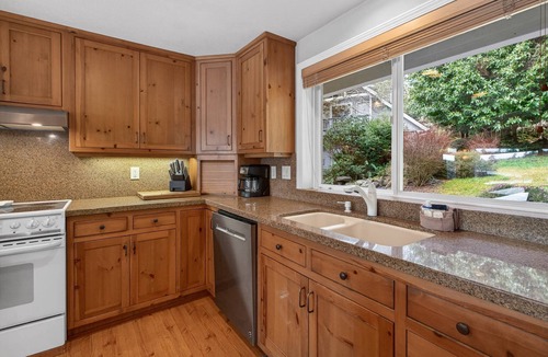 Dunes City House | Beautiful lakefront 4 bedroom 3 bath Florence home with private dock