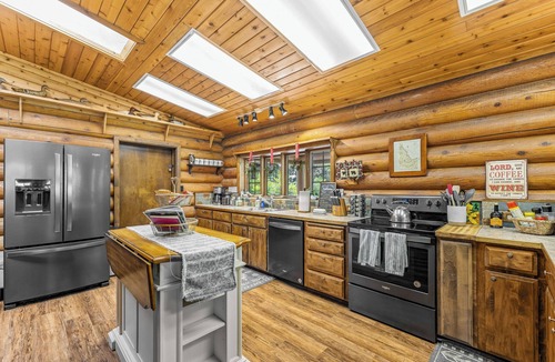 White Bird House | Beautiful LOG 3-bedroom house with WiFi, AC in pleasant White Bird