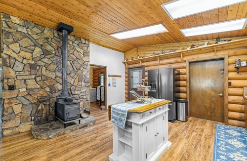 White Bird House | Beautiful LOG 3-bedroom house with WiFi, AC in pleasant White Bird