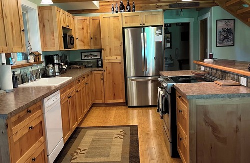 McCall Cabin | Beautiful Log Cabin. Close to McCall. Tranquil & Spacious.