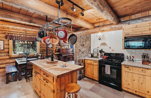 Sisters House | Beautiful Log home outside of Sisters, OR