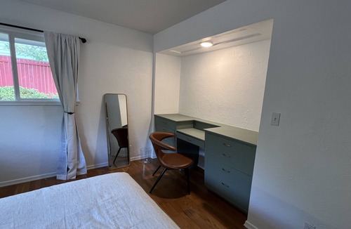 South End House | Beautiful Mid Century Bungalow, right off of I-5!