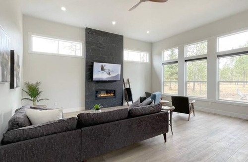 Donnelly Cabin | Beautiful Modern Escape, Hot Tub Near Tamarack