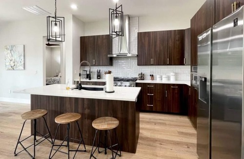 Donnelly Cabin | Beautiful Modern Escape, Hot Tub Near Tamarack