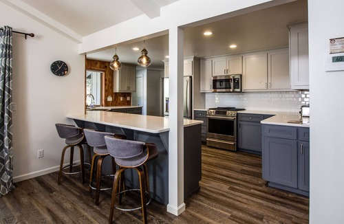 Sunriver House | Beautiful Modern Home, Gas Fireplace, Bikes, Ping Pong, Hot Tub, BBQ - QUAR02
