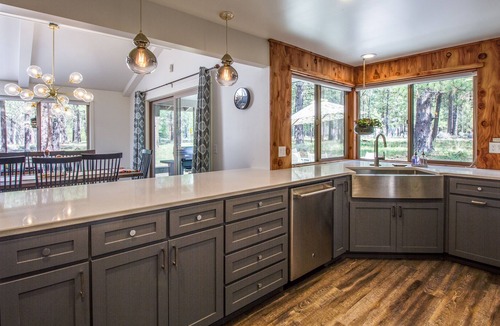 Sunriver House | Beautiful Modern Home, Gas Fireplace, Bikes, Ping Pong, Hot Tub, BBQ - QUAR02