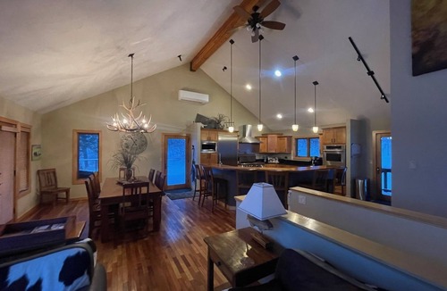 Alpine House | Beautiful Mountain Home. 5 Bedroom, 4 bath