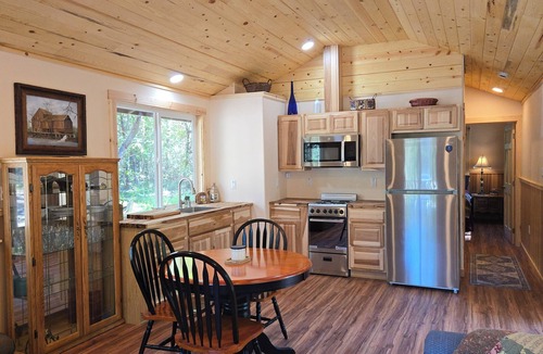 Murphy Cabin | Beautiful new cabin in the heart of Southern Oregon Wine country. Land of FUN!