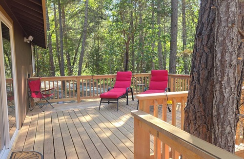 Murphy Cabin | Beautiful new cabin in the heart of Southern Oregon Wine country. Land of FUN!