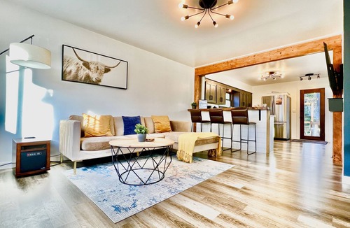 Riverview House | Beautiful Patio⭐️Modern Nook⭐️Long Stays🔥Full Kitchen