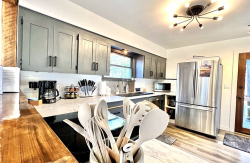 Riverview House | Beautiful Patio⭐️Modern Nook⭐️Long Stays🔥Full Kitchen