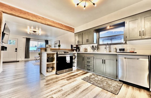 Riverview House | Beautiful Patio⭐️Modern Nook⭐️Long Stays🔥Full Kitchen