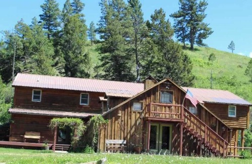 Wolf Creek Cabin | Beautiful, Quaint and Cozy Room.