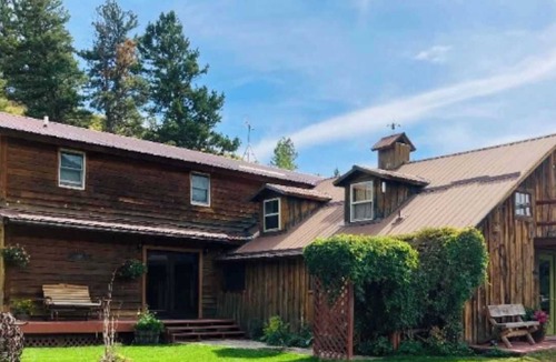 Wolf Creek Cabin | Beautiful, Quaint, and Cozy room.