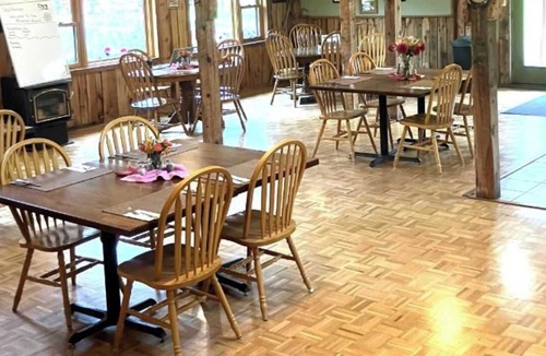 Wolf Creek Cabin | Beautiful, Quaint, and Cozy room.