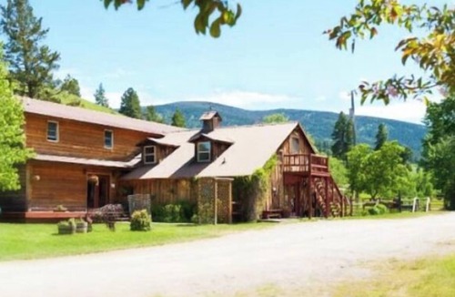 Wolf Creek Cabin | Beautiful, Quaint, and Cozy Rooms.