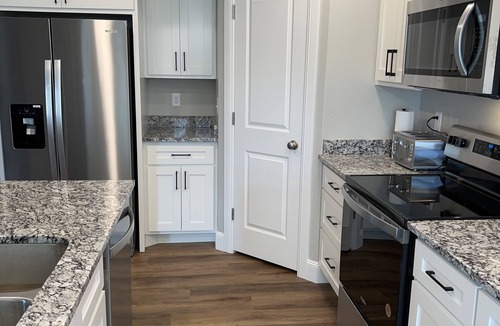 Garden City House | Beautiful Townhouse Retreat walking distance to shakes!