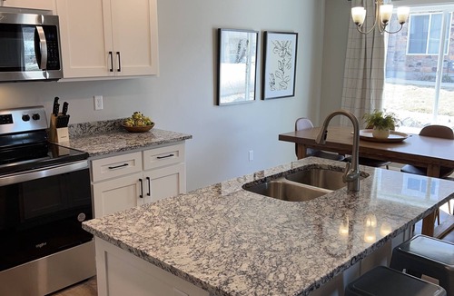 Garden City House | Beautiful Townhouse Retreat walking distance to shakes!