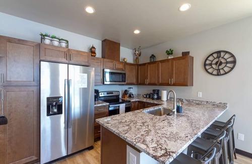 Valley House | Beautiful Triplex Unit With Spectacular Lake View!