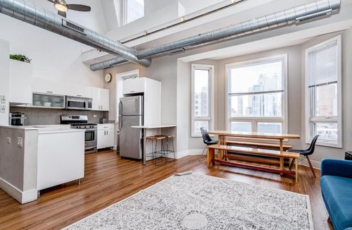 River North Apartment | Beautiful Unit CHI in Prime River North - top floor