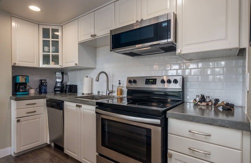 Bend Condo | Beautiful view! Updated 1-bdrm, 2 bath condo with Queen Murphy in Living Area.