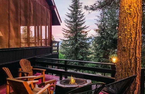 Cascade House | Beautiful Vintage Decorated Cabin with Hot Tub